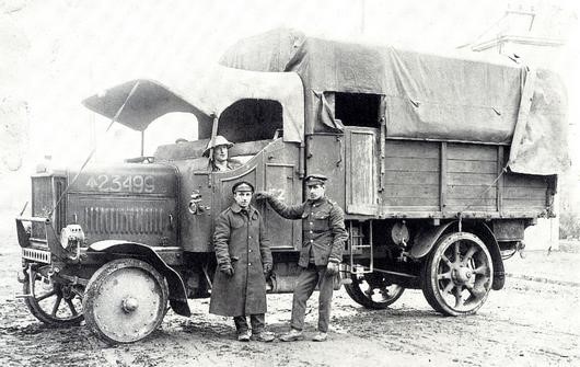 Cette image a un attribut alt vide ; le nom du fichier est 1916-camion-anglais-place-republique-Watten.jpg