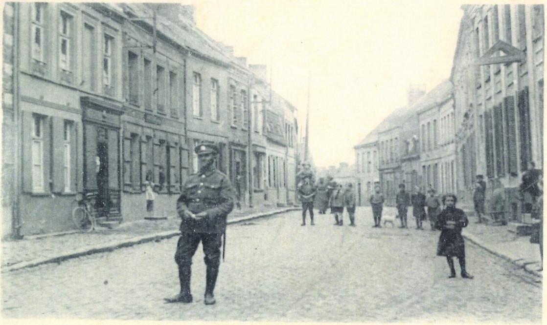 1916 soldats anglais rue de Cassel à Watten