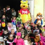 Joyeux carnaval coloré à l'école maternelle en compagnie des belles mascottes!