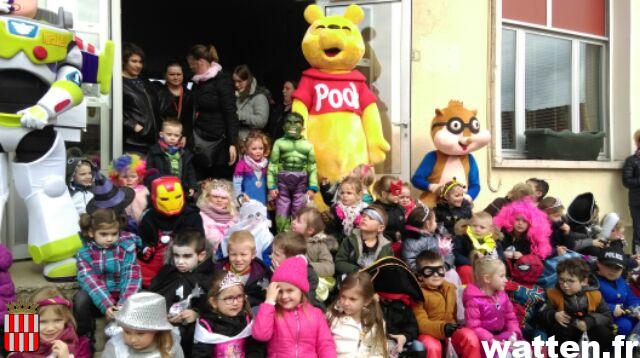 Joyeux carnaval coloré à l’école maternelle en compagnie des belles mascottes!