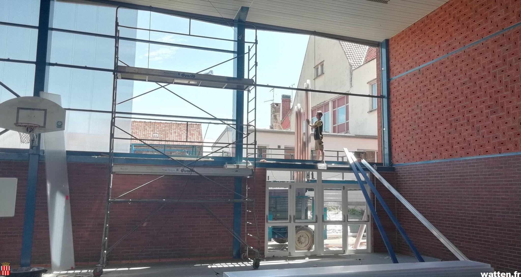 Travaux de pose de nouveaux bardages à la salle Jean-Marie Harlay