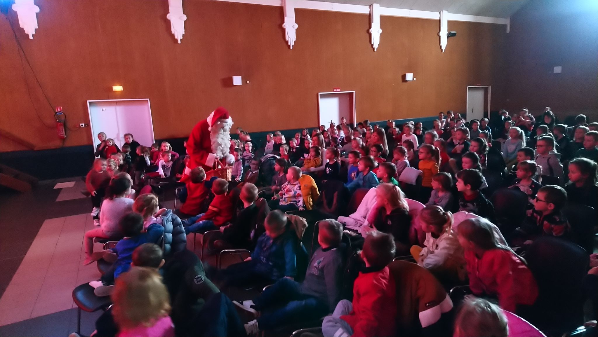 Spectacle de Noël "Toy Sorry" aux enfants des écoles maternelles