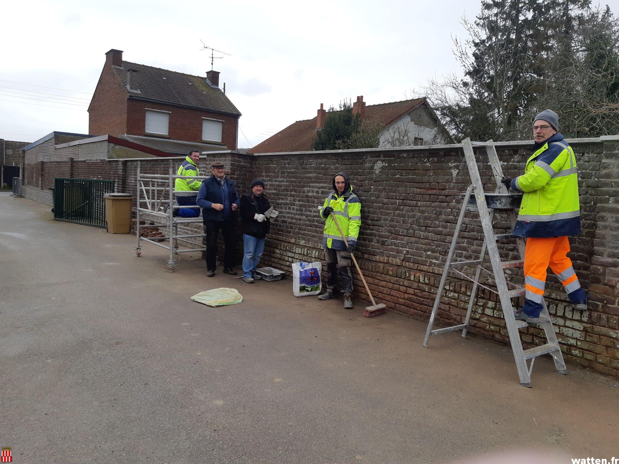 Travaux de réfection des murs des ateliers municipaux par Initiatives Rurales