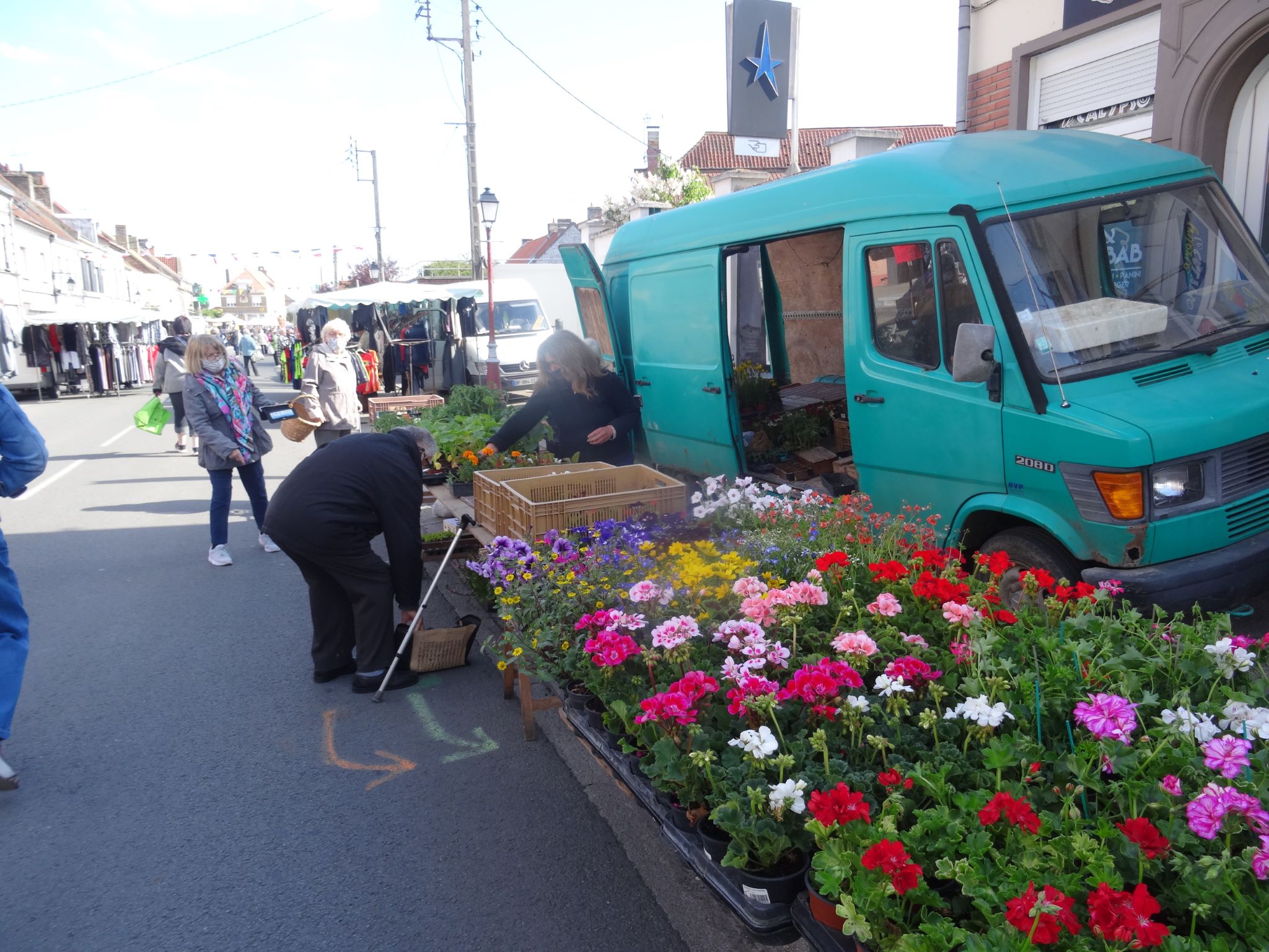 Un premier marché du confinement à Watten, avec masques et soleil!