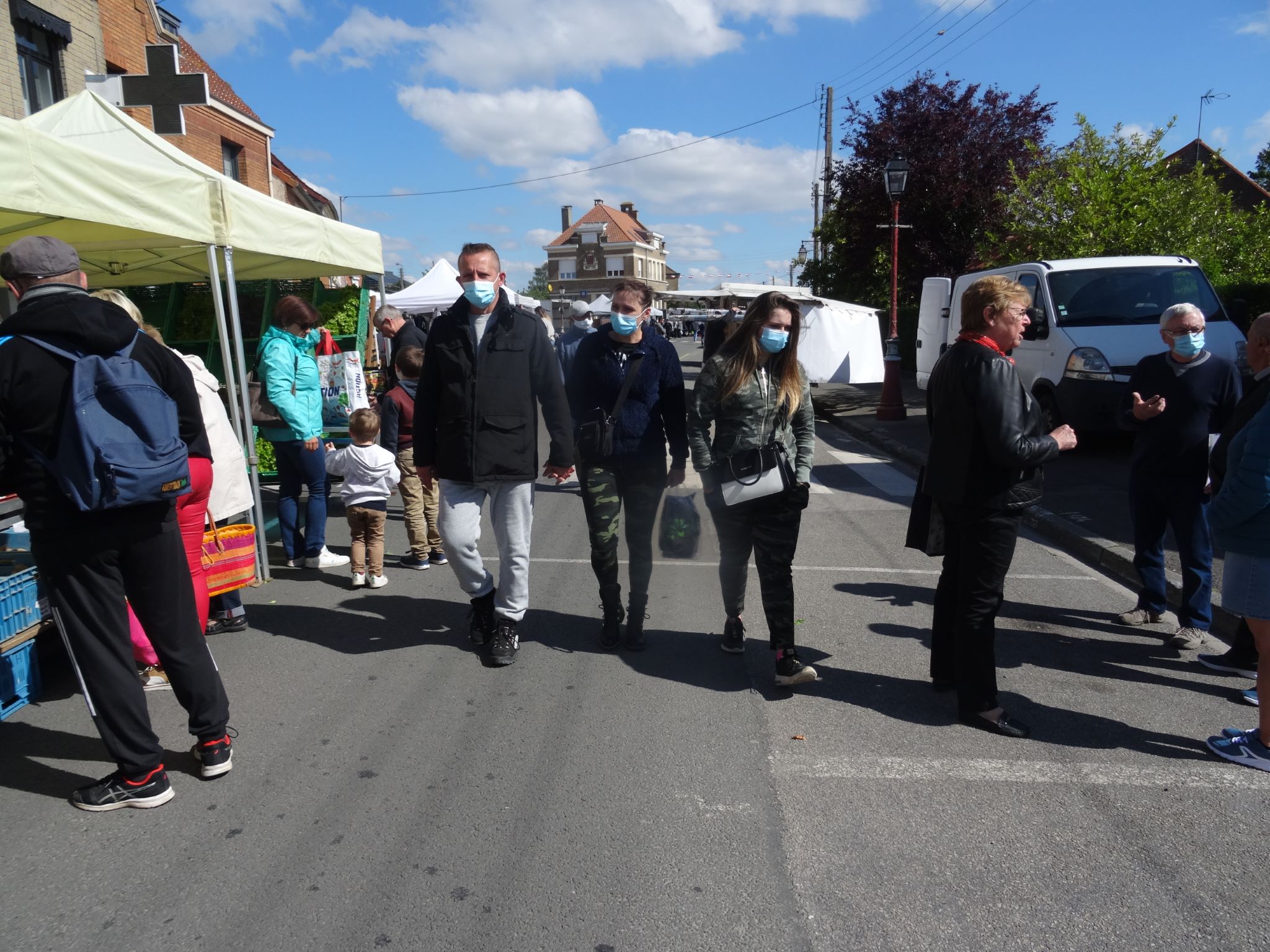 Un premier marché du confinement à Watten, avec masques et soleil!