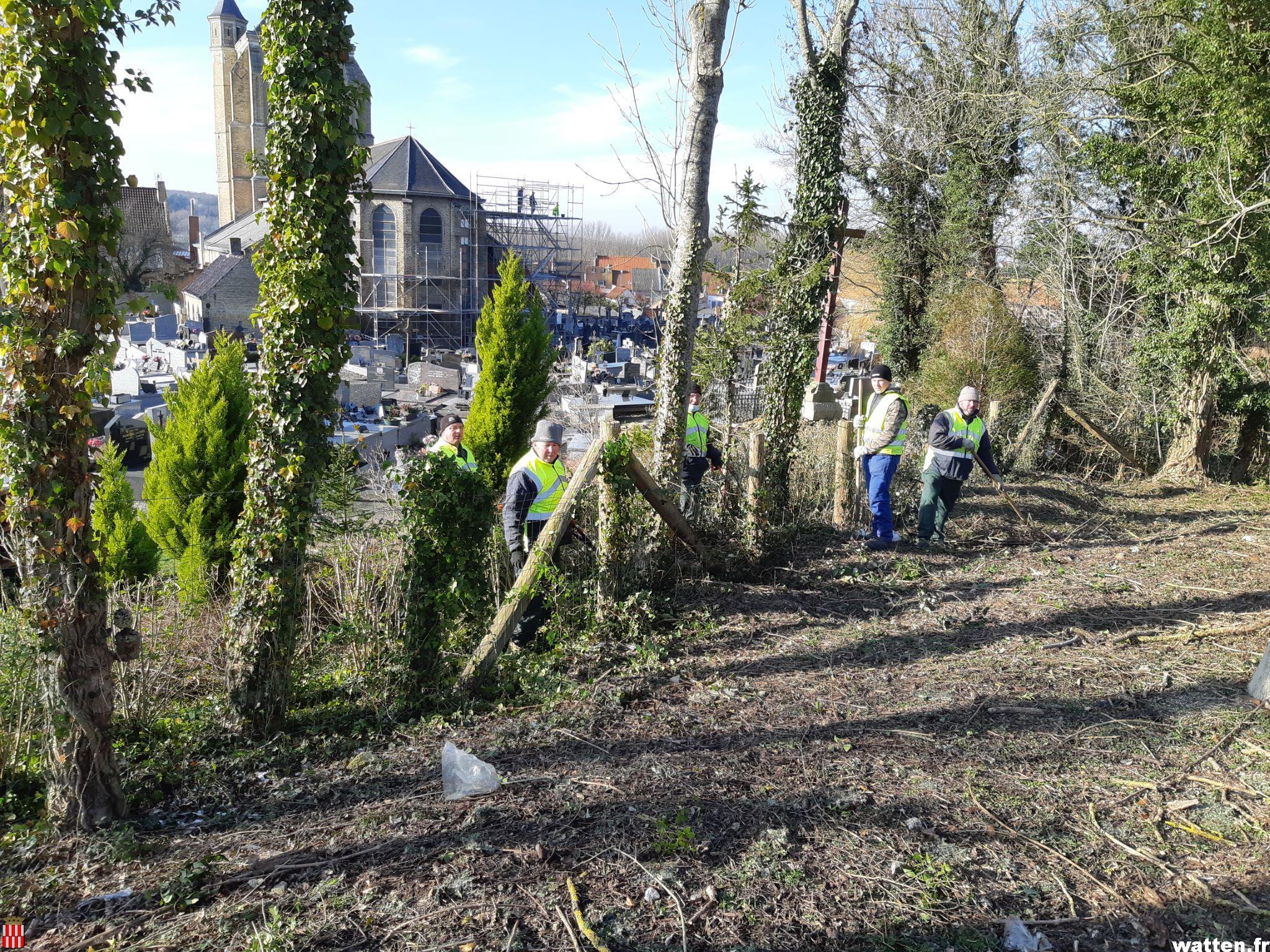 Nettoyage de l’espace cinéraire et entretien du cimetière par le personnel communal en plein hiver