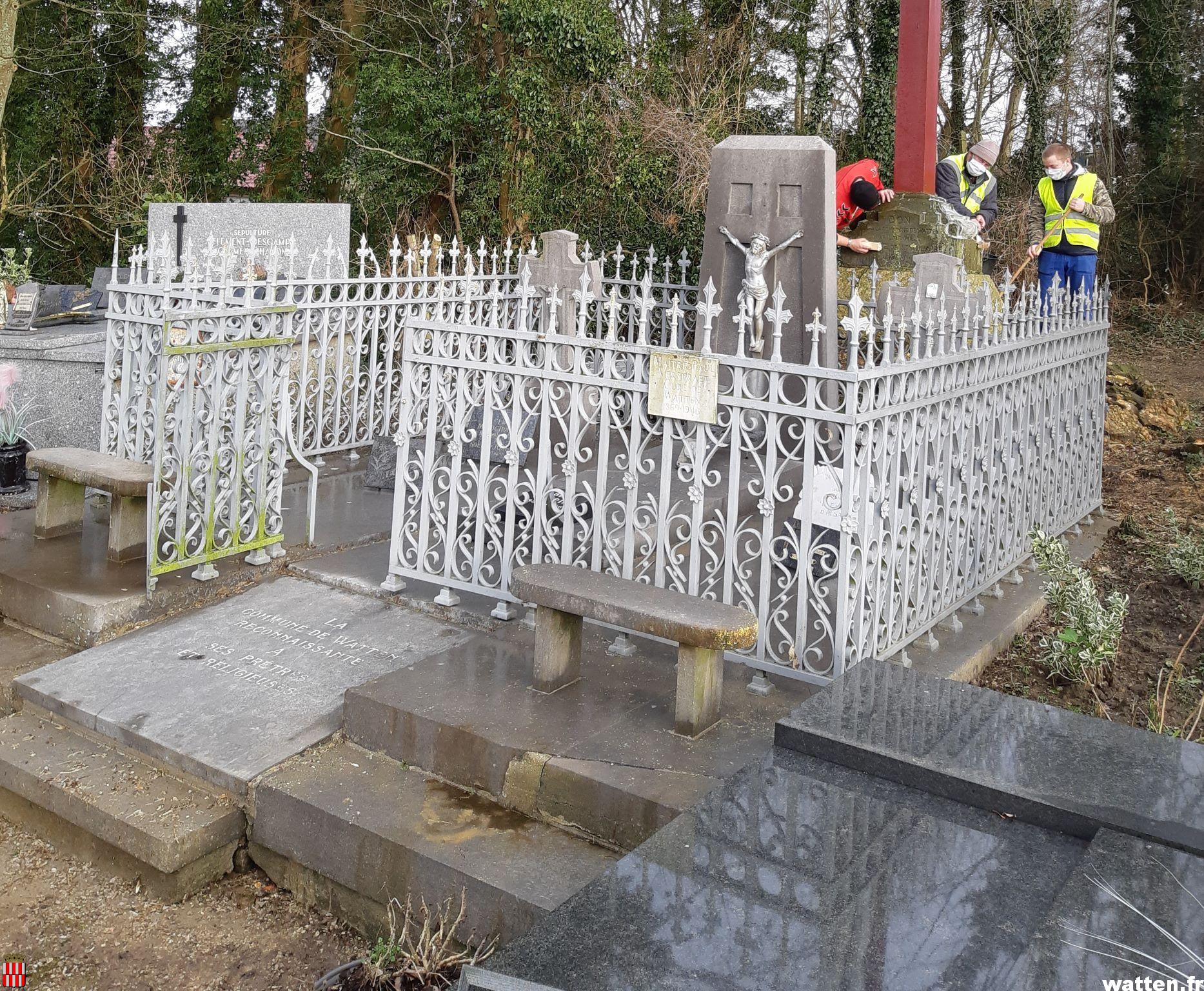 Nettoyage des tombes des prêtres et religieuses de la commune