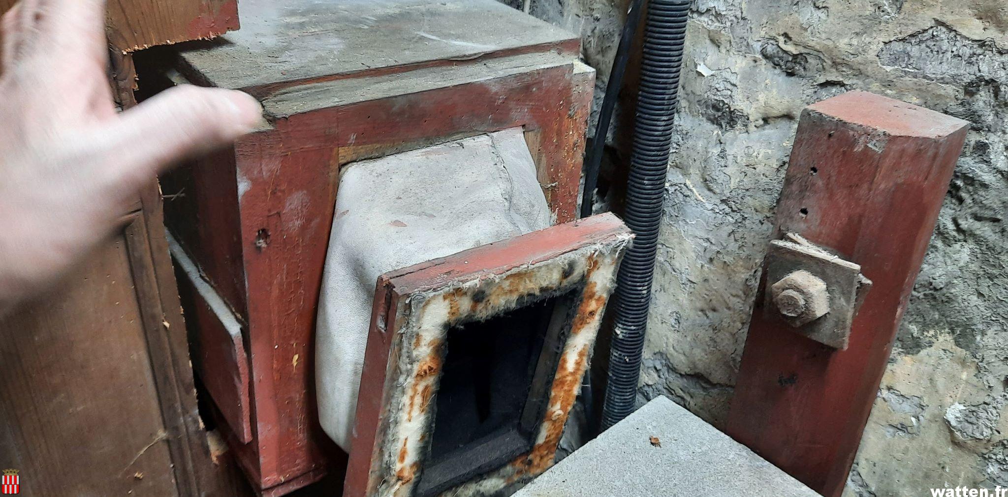 ORGUE DE WATTEN LE SOUFFLET EN PEAU DE MOUTON A ETE REPARE (002)
