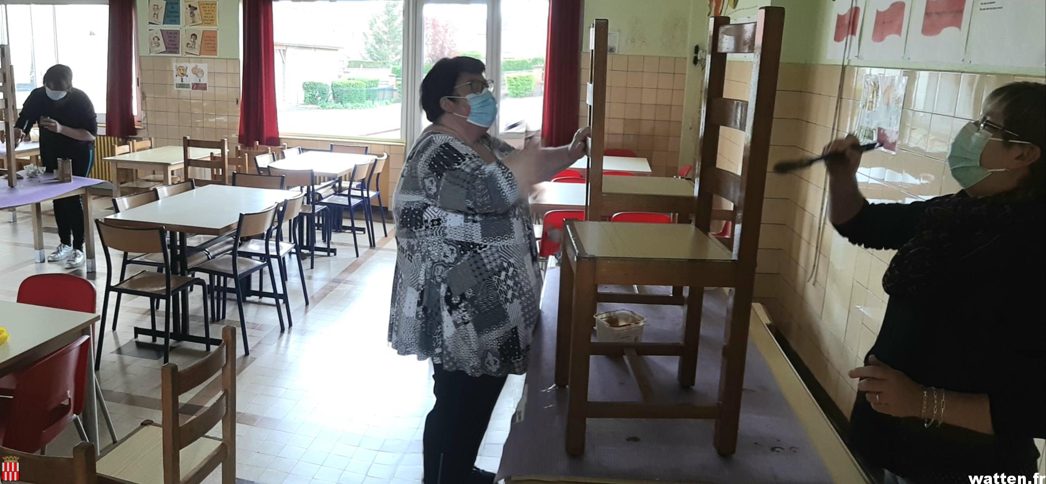 Rafraîchissement des tables et chaises de la cantine par le personnel communal