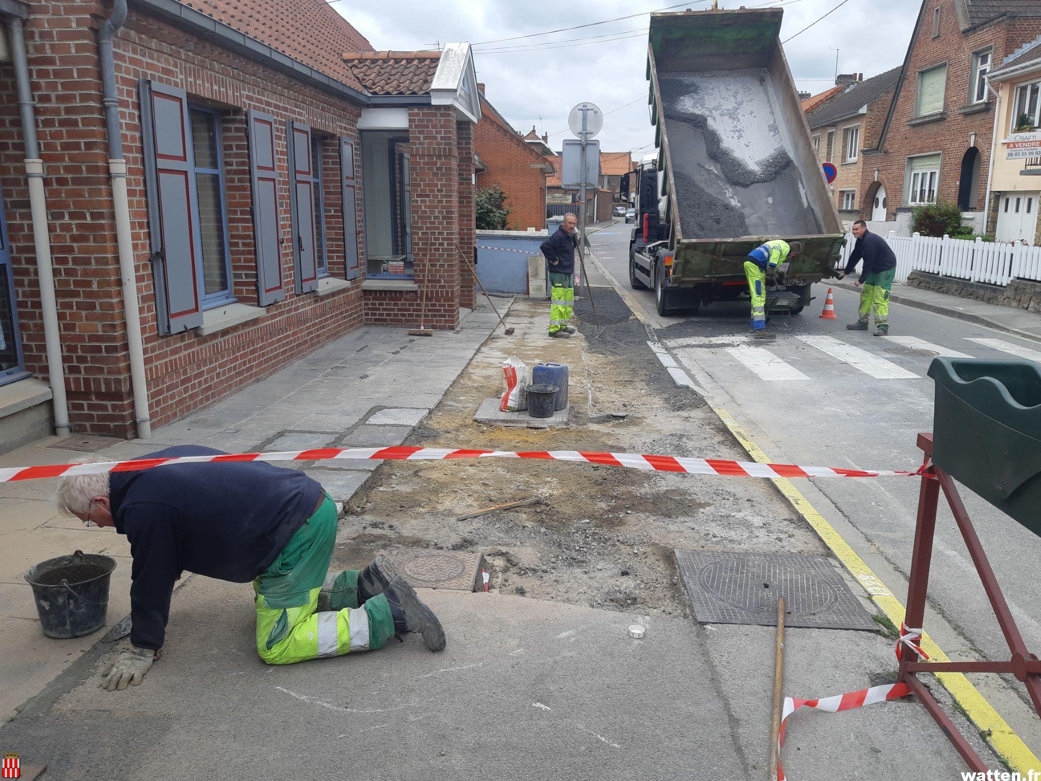 Travaux d’accessibilité par la CCHF devant la bibliothèque, et travaux de stabilisation de la plaque devant le collège Prévert