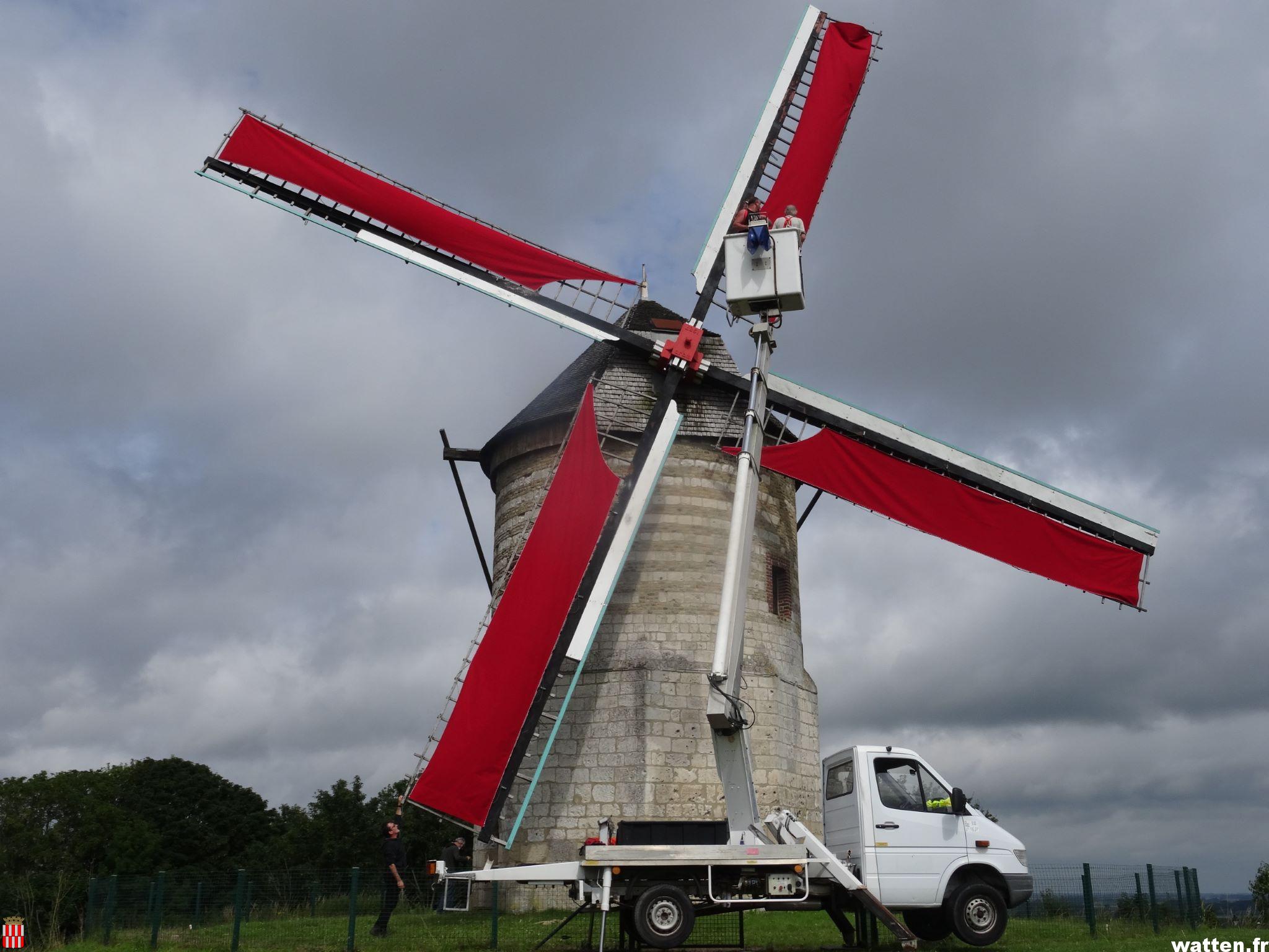 Pose des nouvelles voiles sur les ailes du moulin