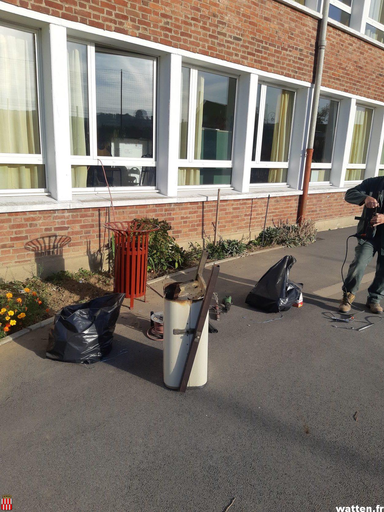 Pose de nouvelles poubelles dans la cour de l’école Fortry et curage des réseaux