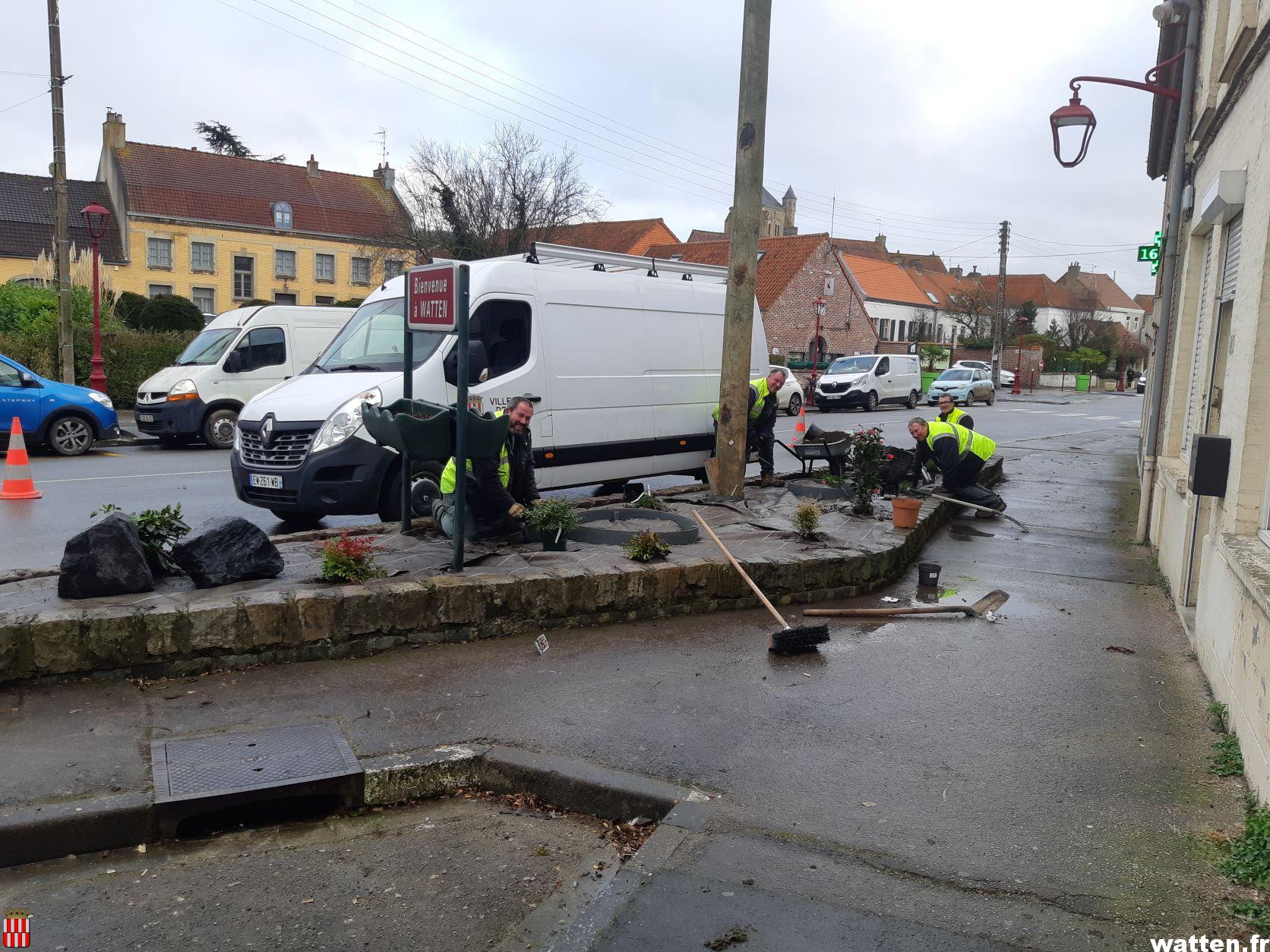 Aménagement des parterres paysagers par les services techniques communaux