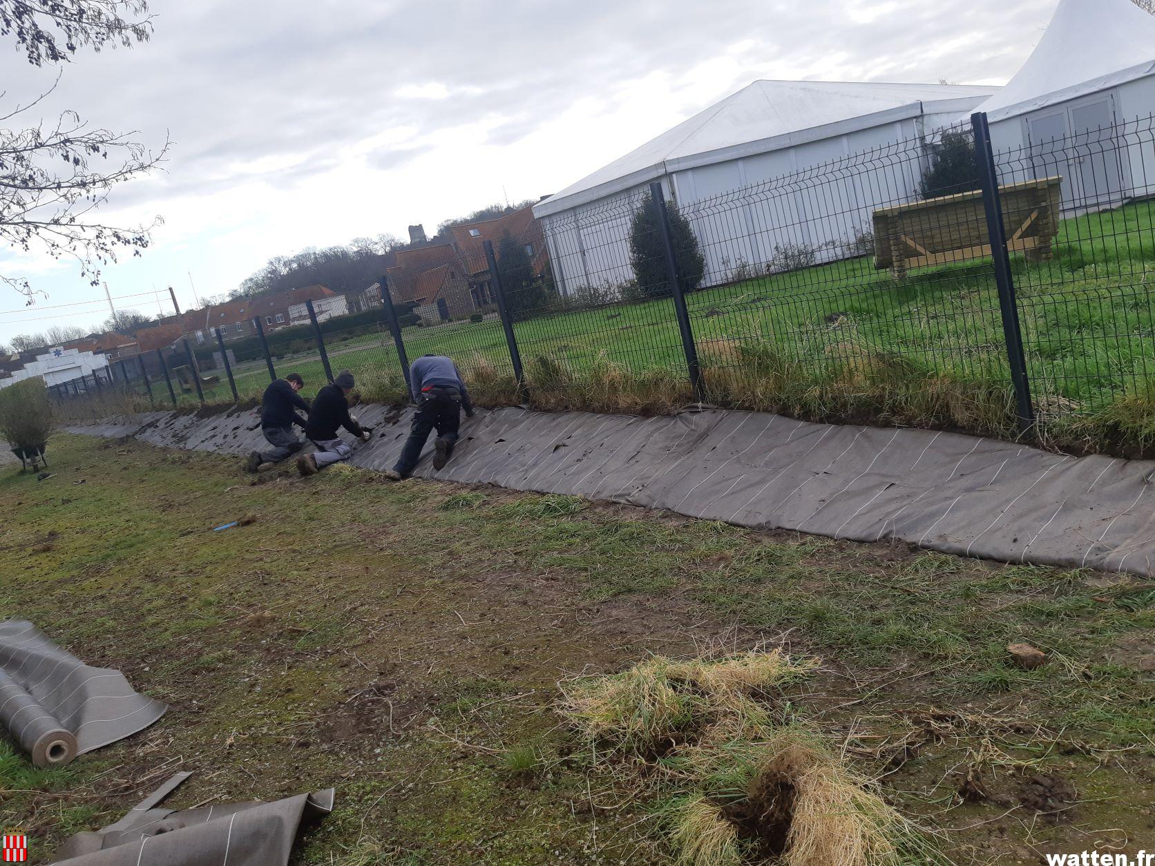 Nettoyage, pose de bâches et plantations par l’AIPI le long de la base de loisirs