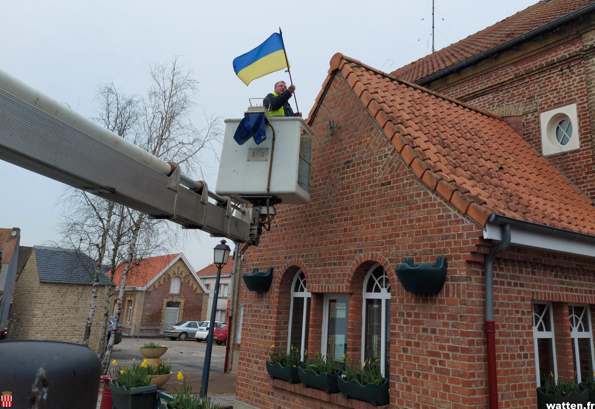 Le drapeau ukrainien flotte sur la mairie