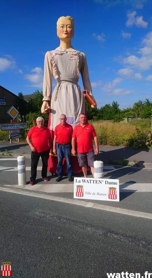 La Watten’Dame et Dédé l’Archer sont de sortie au passage du tour de France 2022 à Bergues