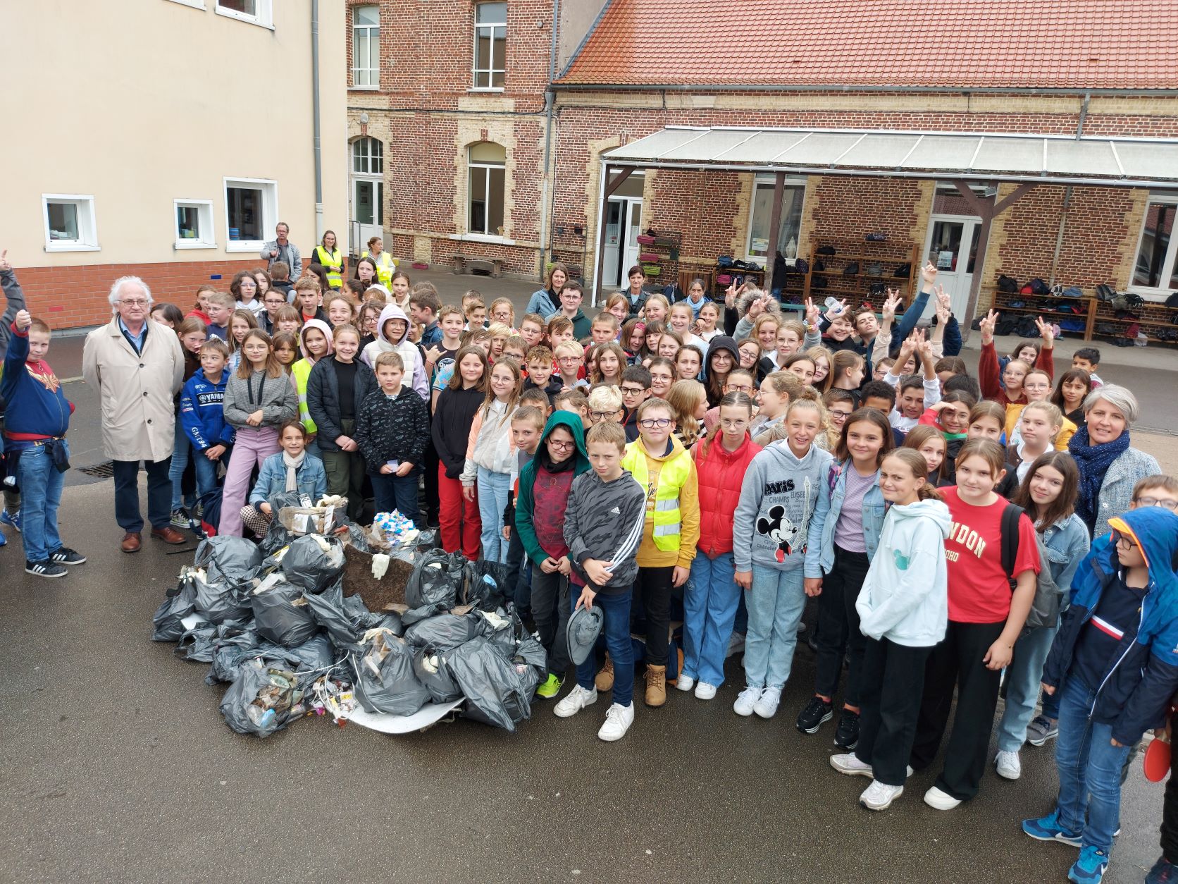 58 kilos de déchets ramassés en une heure par les collégiens du Sacré-Cœur