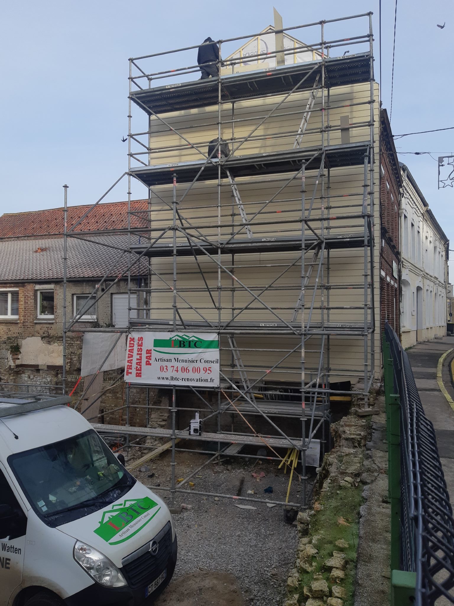 Travaux sur le pignon d’un bâtiment mitoyen au parking de l’ancienne mairie