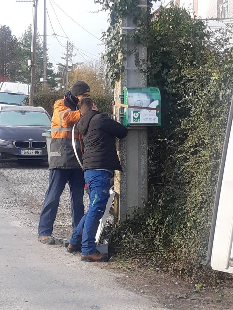 Pose de 2 nouveaux défibrillateurs à Loverstel et chemin de la Houlle