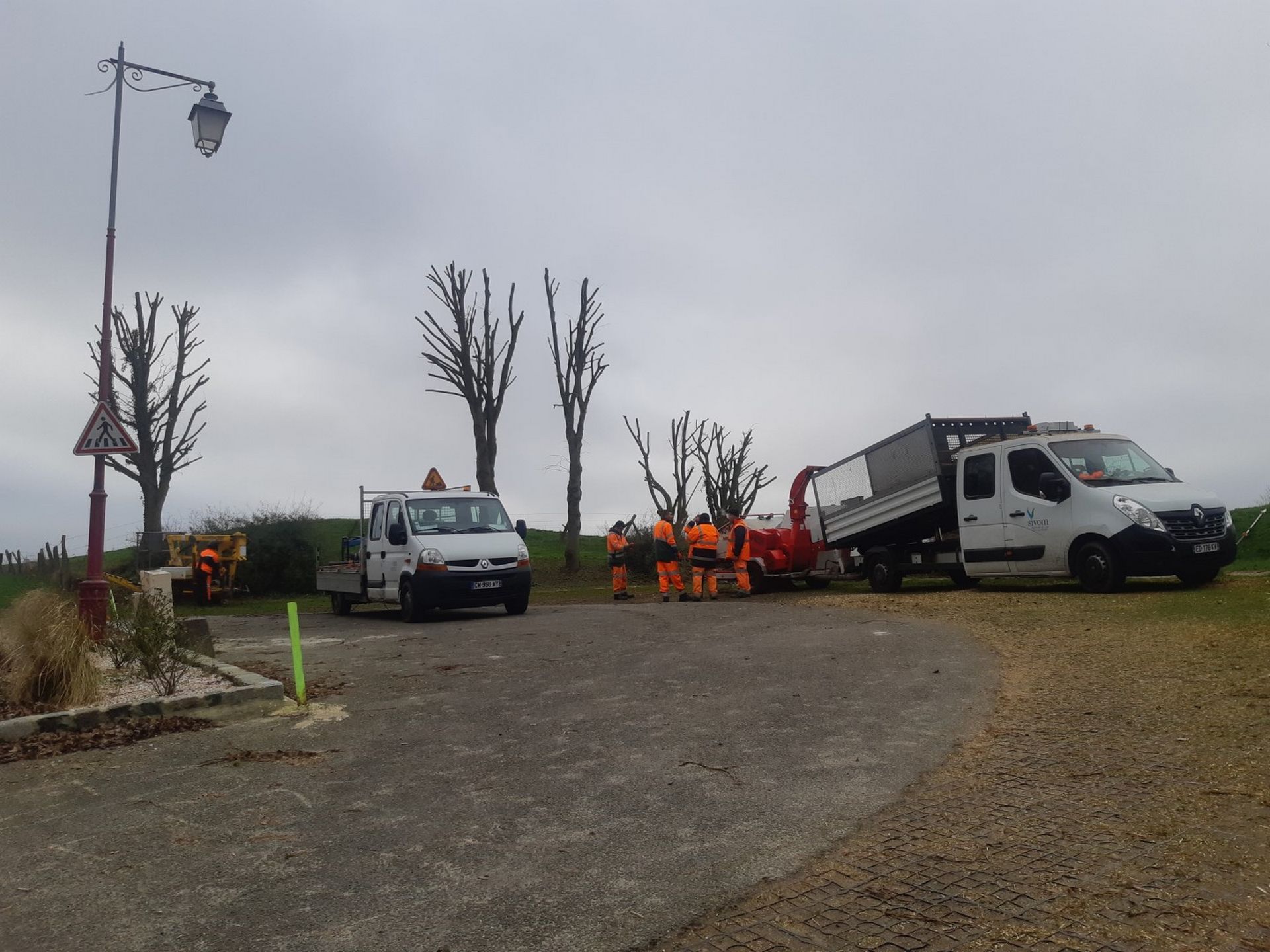 Travaux d’élagage au parking du moulin (Sivom et Commune)