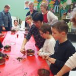 Un atelier intergénérationnel pour les vacances au Centre socio-culturel de Watten