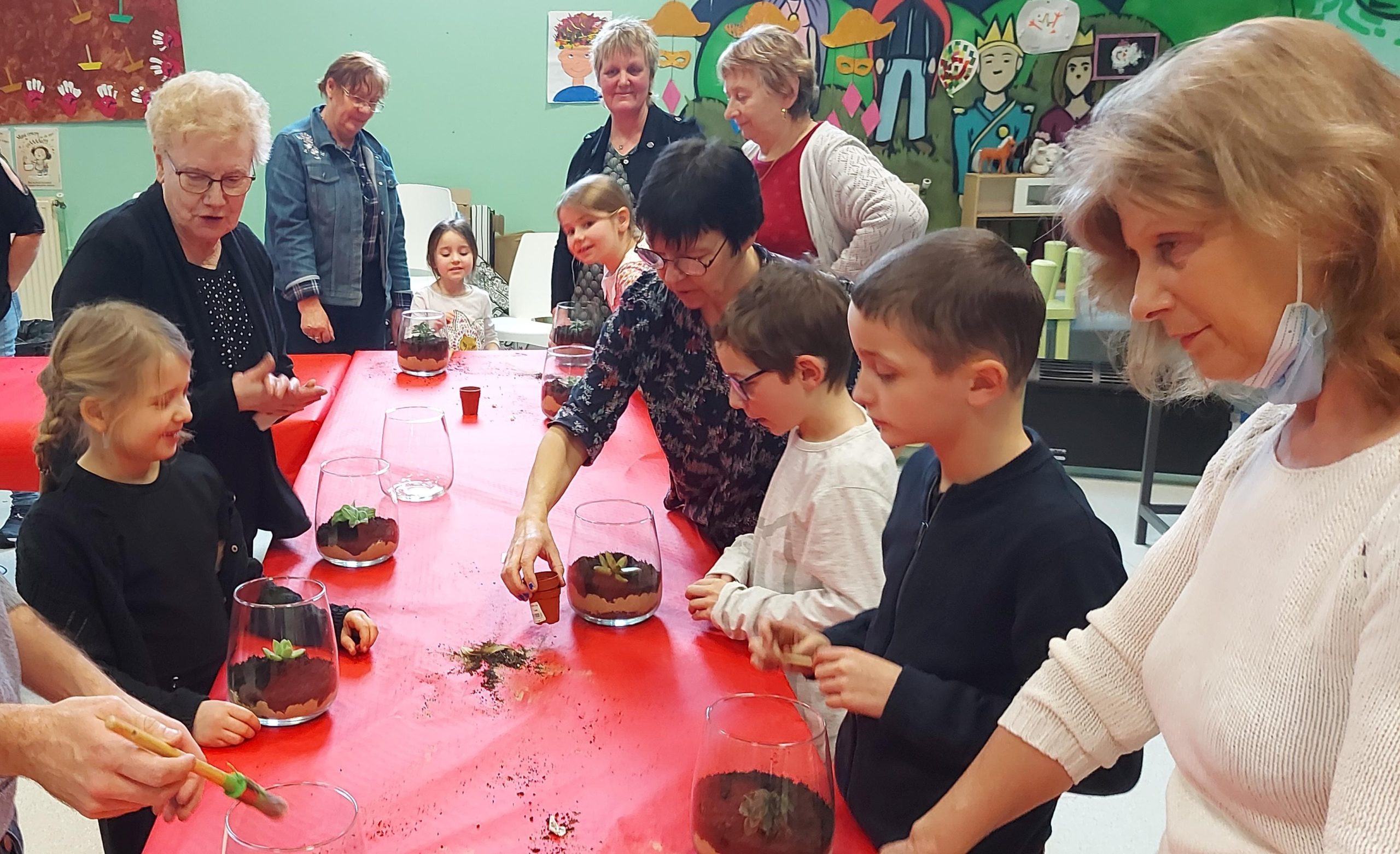 Un atelier intergénérationnel pour les vacances au Centre socio-culturel de Watten