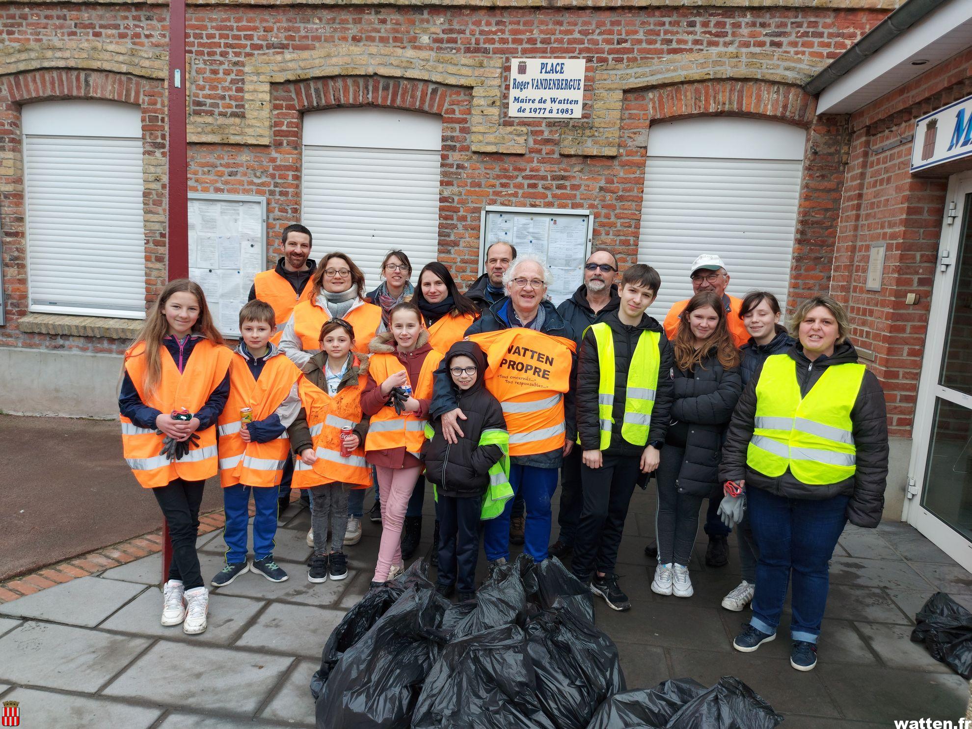 Des jeunes volontaires pour l’opération Watten Propre et Hauts-de-France Propres