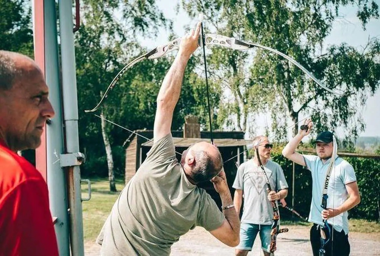 Mais pourquoi ces archers du Nord de la France tirent-ils vers le ciel et non pas devant eux ?