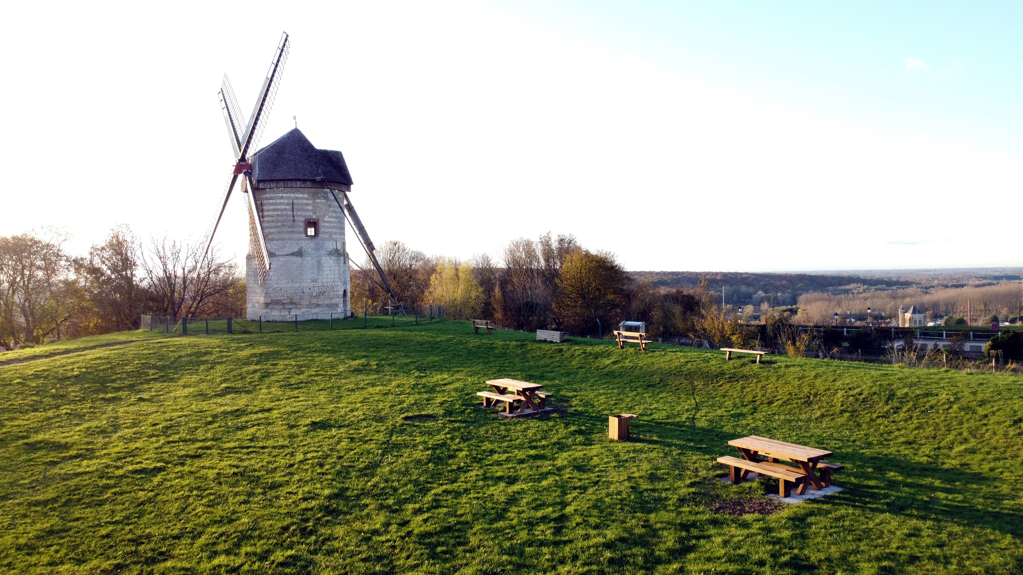 Du nouveau mobilier sur le site du moulin