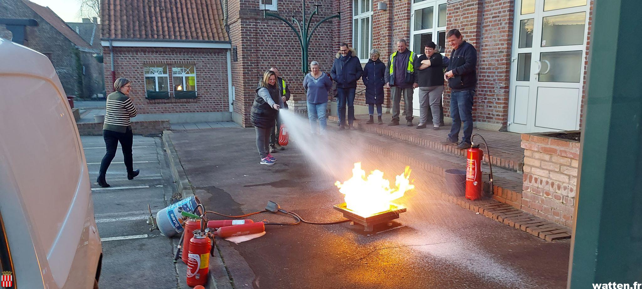 Formation du personnel communal et enseignants à la manipulation des extincteurs