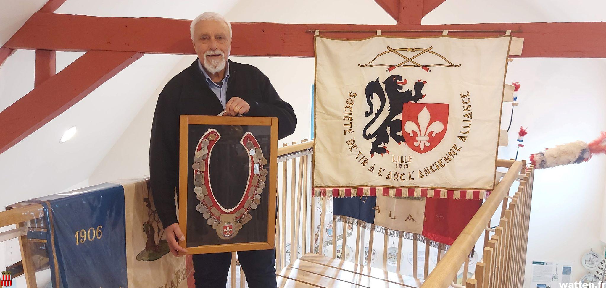 Le drapeau et le collier du Roy de l’Ancienne Alliance de Lille à la Maison des Archers