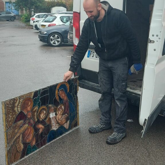 Le vitrail de la nativité en restauration