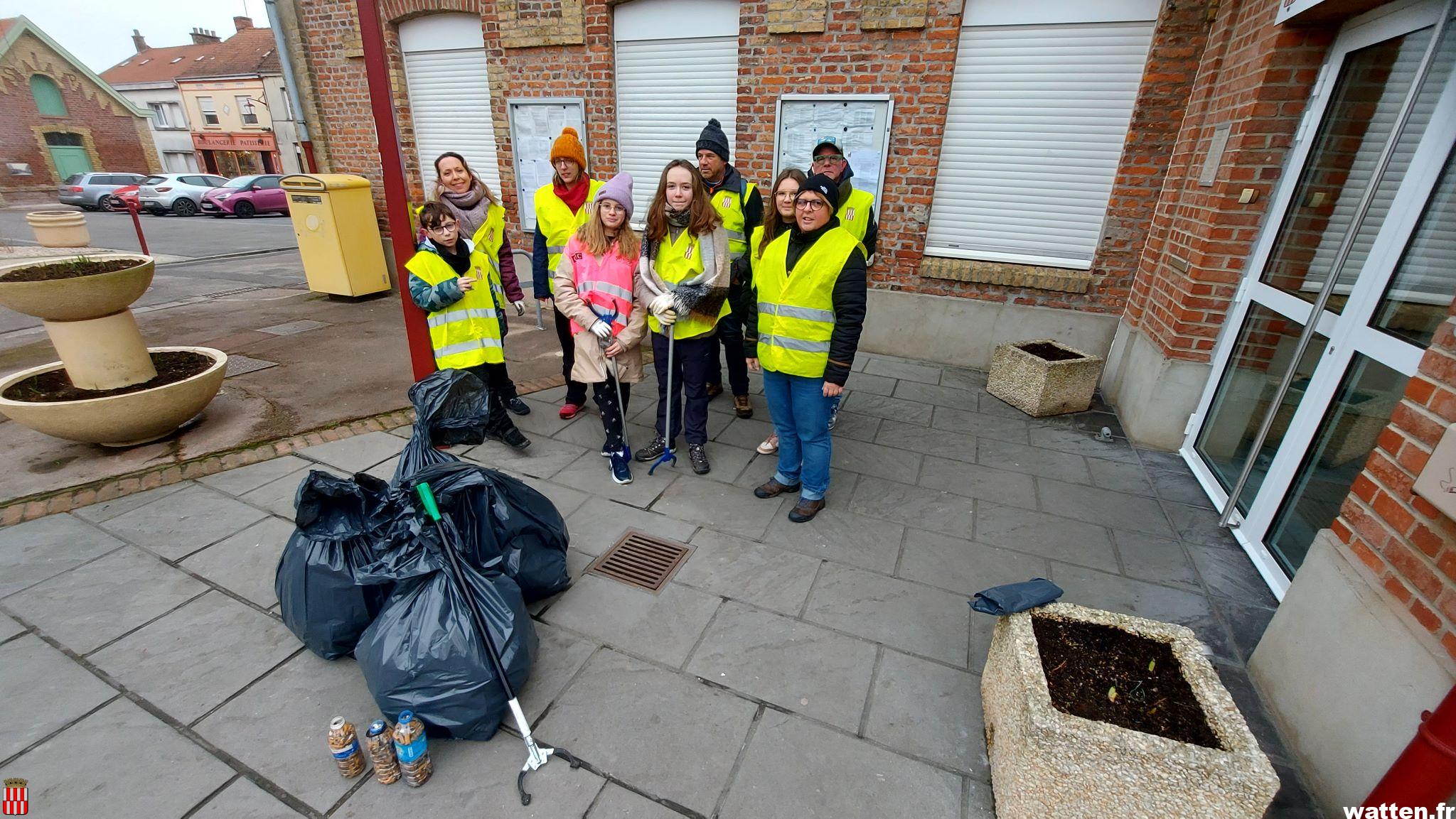Près de 24kg de déchets ramassés pour le premier Watten Propre de 2025, avec le Conseil Municipal des Jeunes