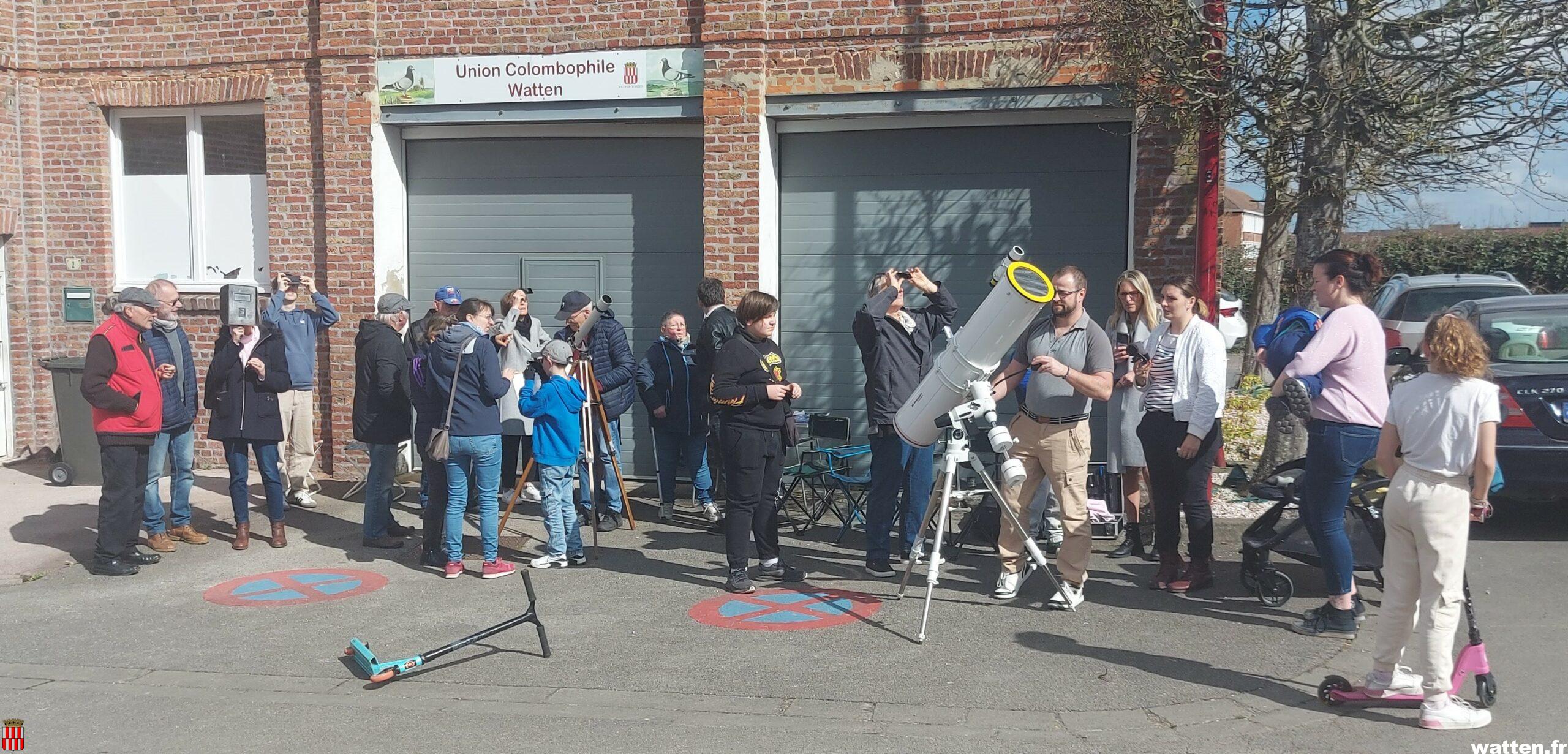Beaucoup de curieux pour voir l’éclipse partielle du soleil du 29 mars 2025