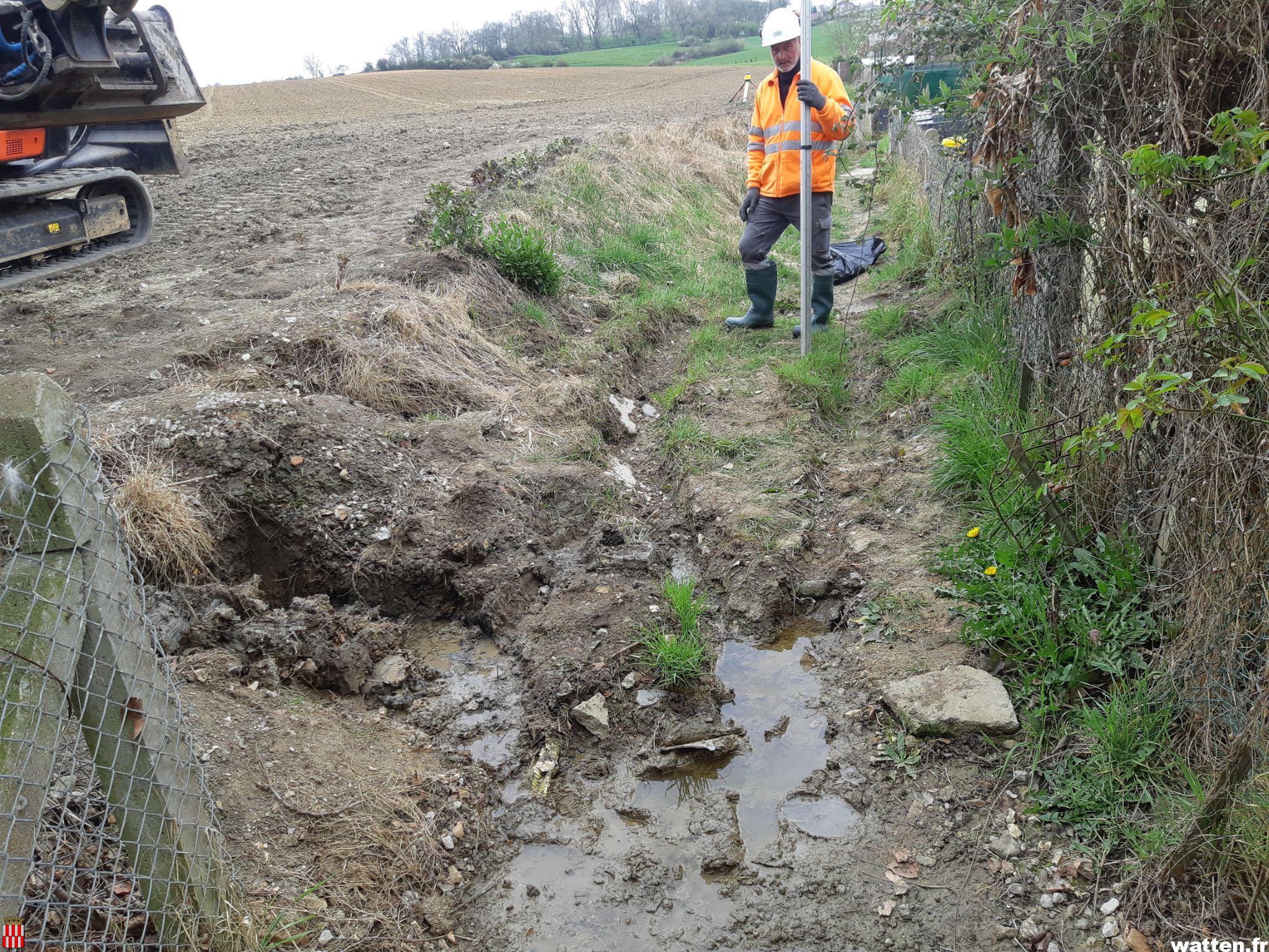 Travaux de creusement du fossé derrière les maisons de la rue des Marguerites