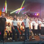 250 choristes pour célébrer la lumière et la conscience 2025-05-20 rencontre des chorales des collèges Watten (1)