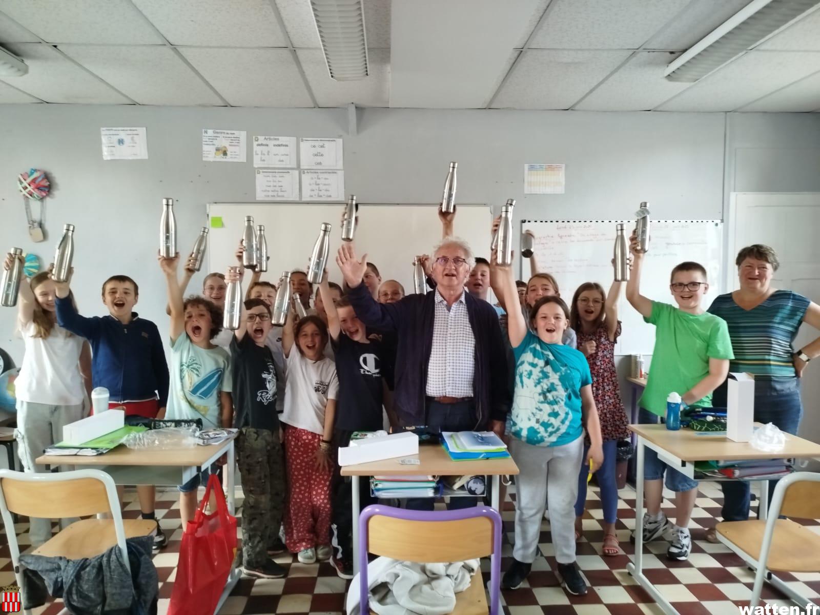 Des gourdes pour les élèves du CM2 de l’école Fortry et du Sacré-Coeur