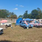 Un succès pour le premier Camping vintage à l'abbaye 4 L et belles américaines
