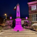 La Ville de Watten participe à Octobre rose par l'illumination en rose du Monument aux morts. Monument aux Morts octobre 2025 rose Watten