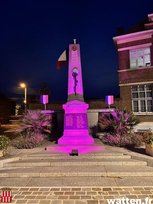 La Ville de Watten participe à Octobre rose par l’illumination en rose du Monument aux morts.