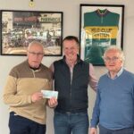 375 euros remis au Téléthon 2025 par le Vélo Club de Watten Remise chèque Téléthon 2025 Vélo Club Wattenais