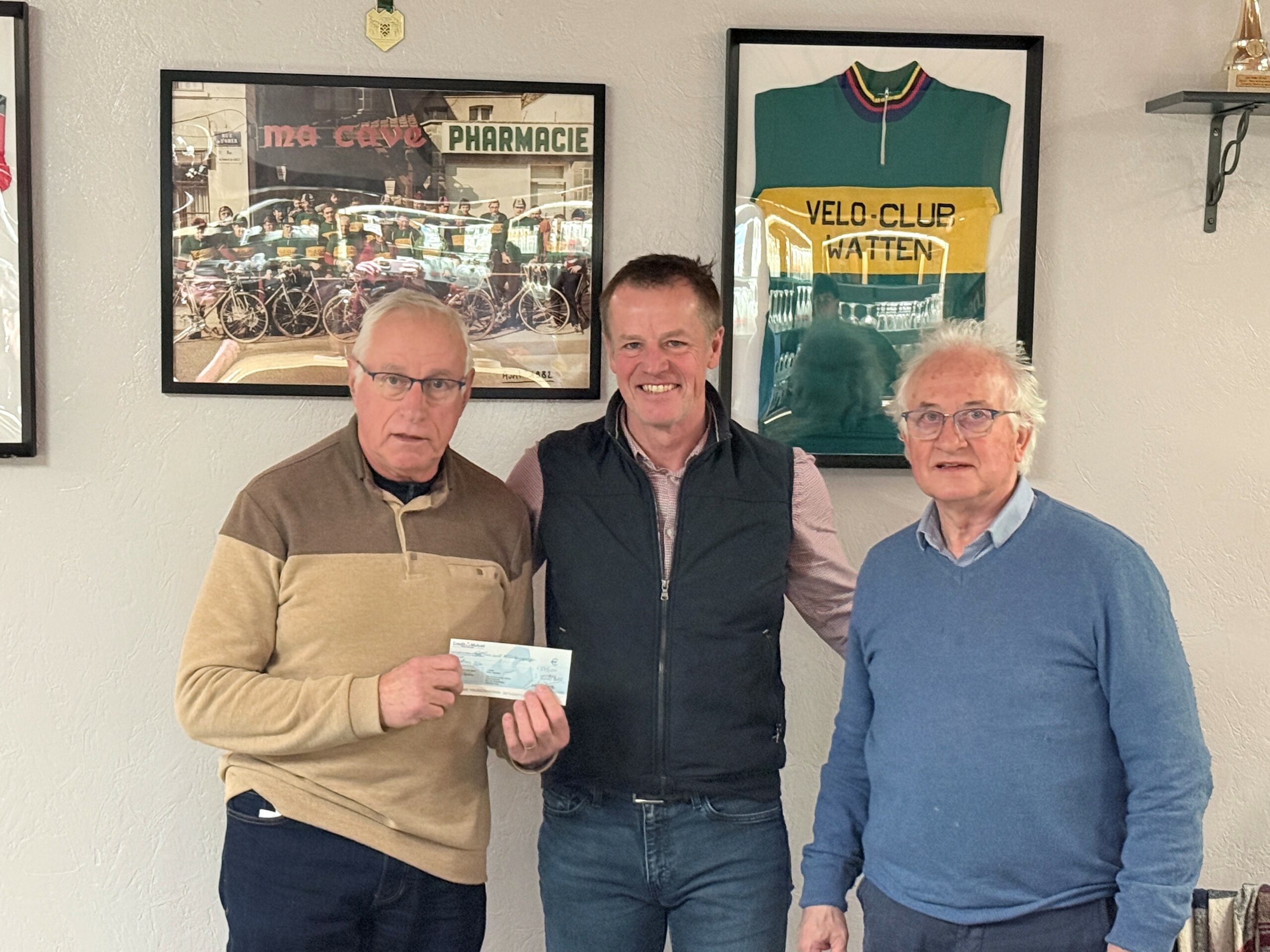 375 euros remis au Téléthon 2025 par le Vélo Club de Watten