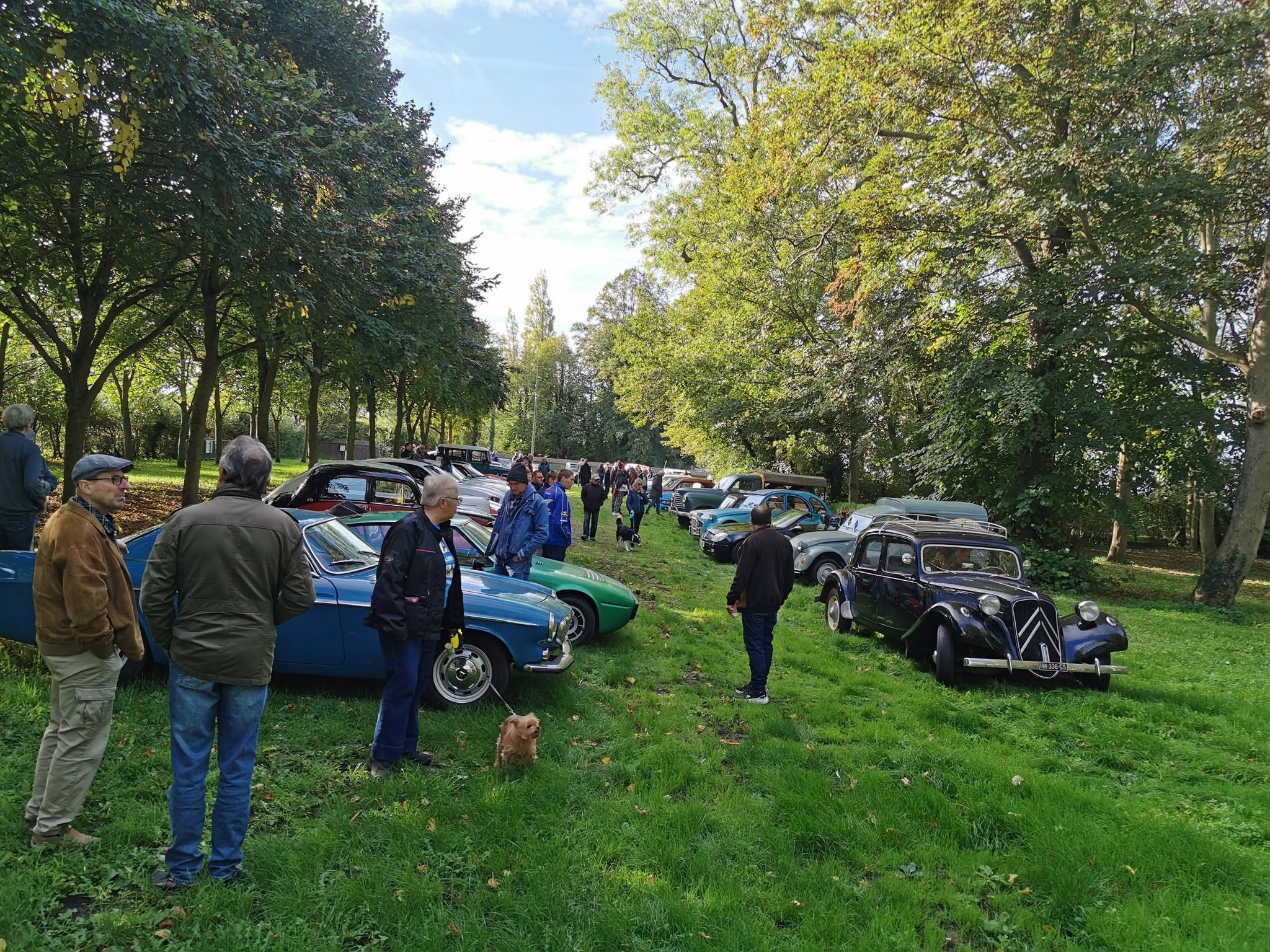 Une belle réussite pour le rassemblement de véhicules du 2CV Club des Flandres à l&rsquo;abbaye pour Octobre Rose 2026