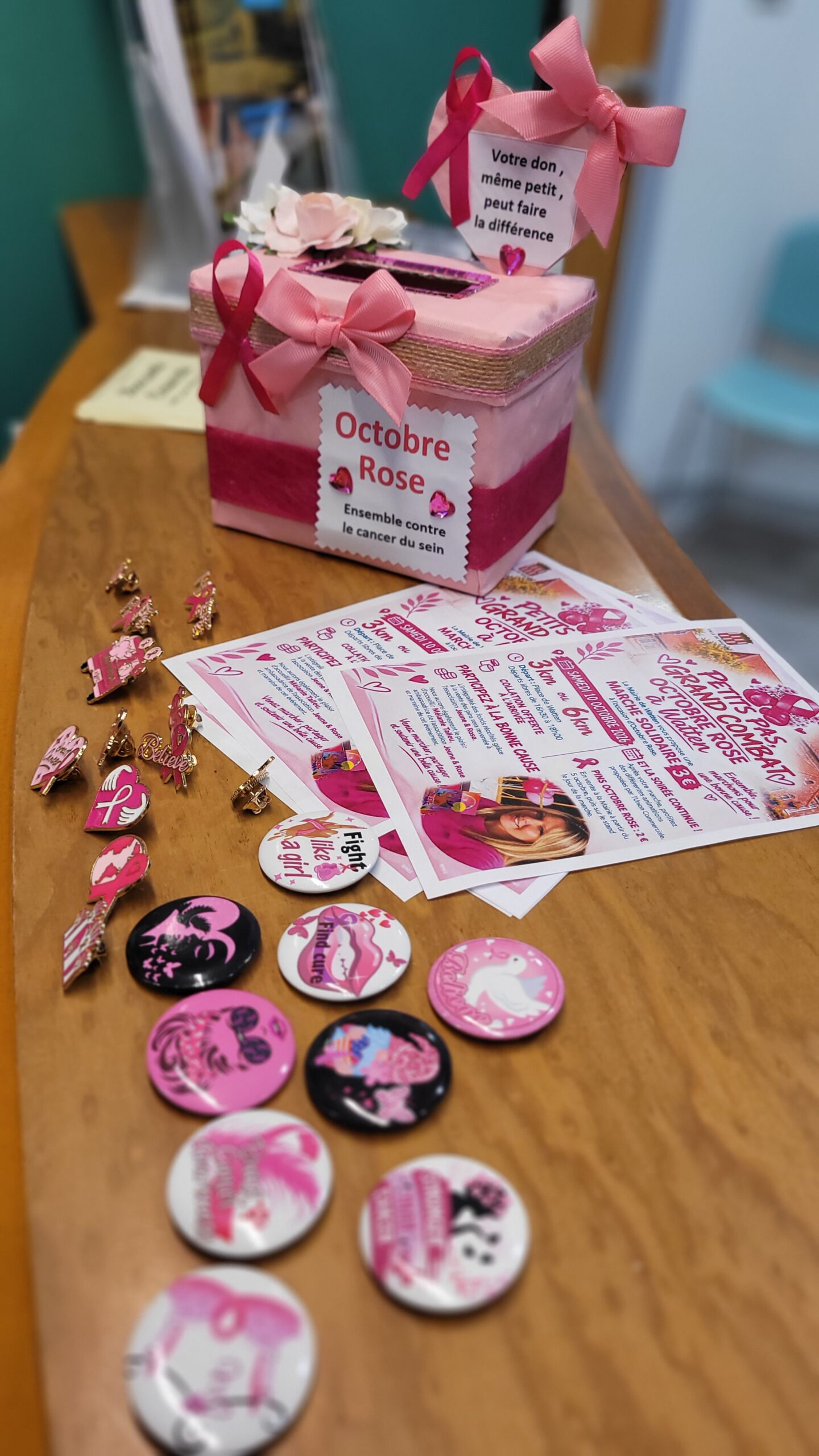 Vente de pin’s pour Octobre Rose