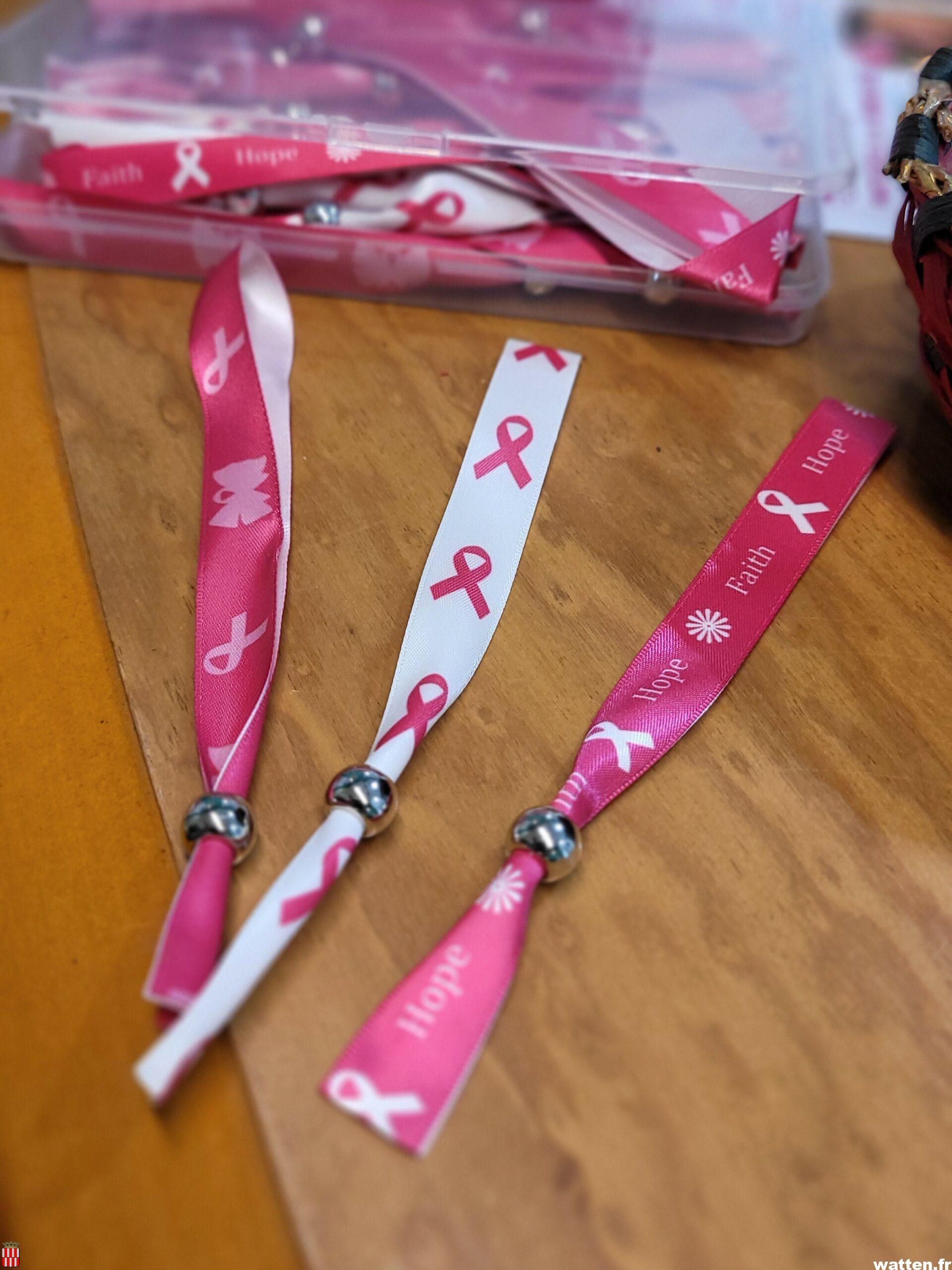 Vente de pin&rsquo;s et bracelets pour Octobre Rose